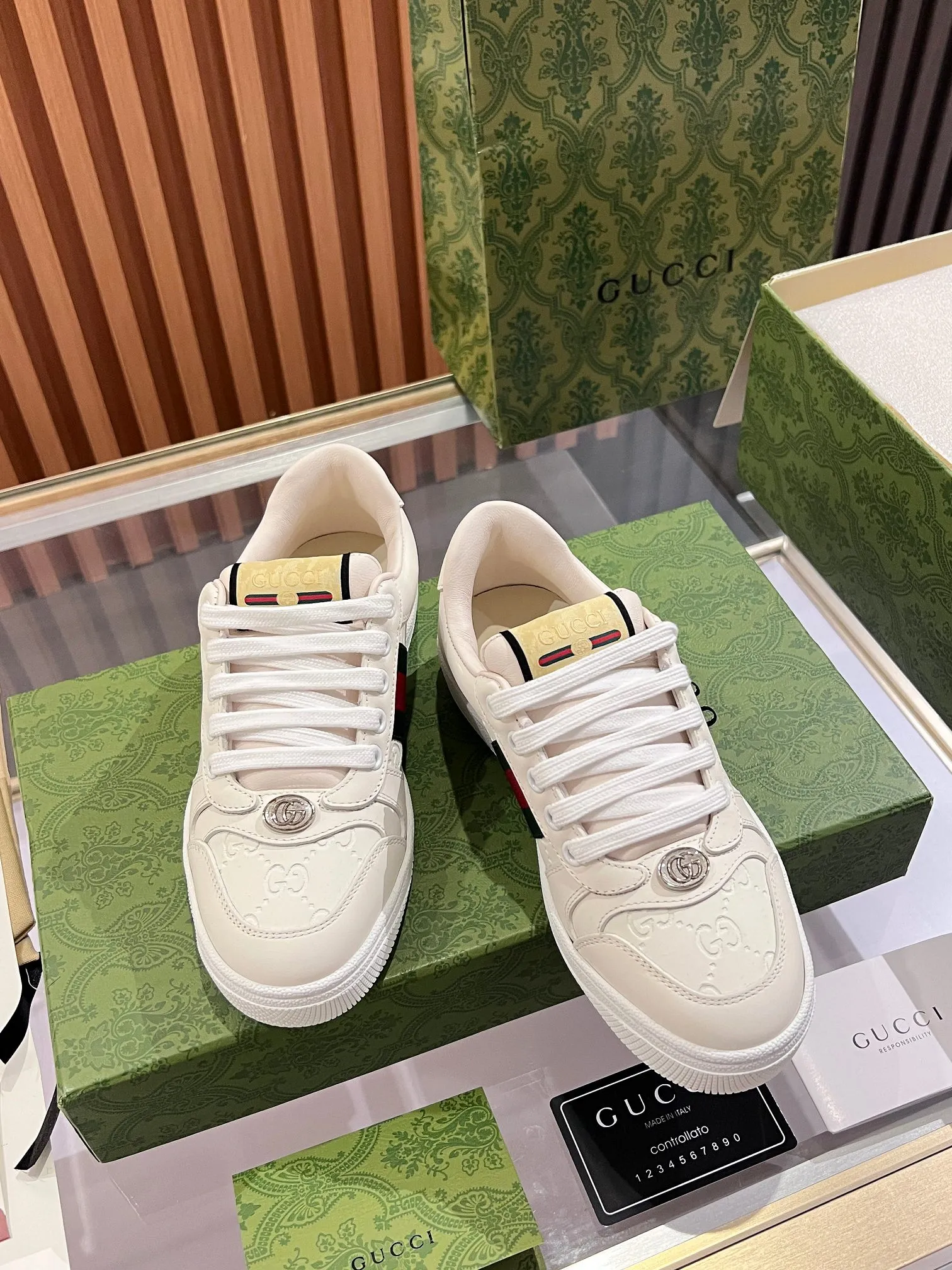 👟👟Ex-factory price 540👟👟 ⚡️Gucci Dirty Shoes Top factory quality, impeccable at the counter, the comfort is incredible. Retro distressed elements, washed retro logo on the tongue, metal double LOGO, 99% recognizable, full of Gucci elements; terry cloth lining, cowhide foot pads and 3mm latex are much more comfortable than real leather shoes. Environmentally friendly TPU wear-resistant outsole, soft and elastic. The inside of the tongue is made of imported elastic bands, which have great tension and won't strangle your feet. I don't develop the shoes without the original version. Only by getting the original version can the shoes be accurate and beat the market version instantly. Every stitch and every stitch is very tight and full. The debugging process is the most painstaking and requires no less than a hundred modifications before it is adjusted to the perfect state so that it can be worn comfortably by all foot types! Size 35-40 women’s model)